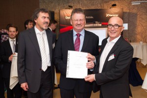 Andreas Nehfort und STEV Gründer Walter Wintersteiger gratulieren Mag. Johann Kreuzeder zur STEV-Ehrenmitgliedschaft